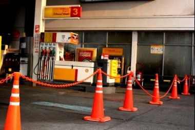 Un grupo de estaciones de servicio amenazó con cerrar ante el congelamiento de precios