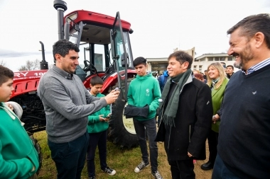 Kicillof recorrió una fábrica en Florentino Ameghino y reivindicó la educación agraria