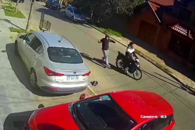 Motochorros atacaron a una maestra y a punta de pistola le robaron el automóvil