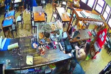 Con armas largas y de puño, asaltaron a comensales y empleados de "La Rosadita"