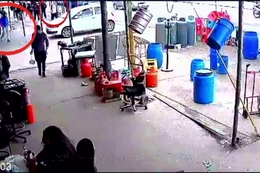 Video: a la luz del día y con docenas de testigos, delincuentes armados le robaron el auto a un joven