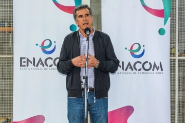 El senador bonaerense Juanci Martínez entregó 450 tablets a estudiantes de Rivadavia