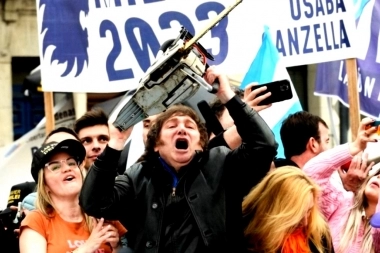 Milei llevó su caravana a La Plata: motosierra en mano y un dólar gigante para bancar a Píparo