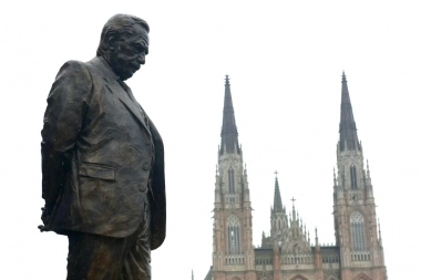 Kicillof homenajeará a Raúl Alfonsín y los radicales lo acusaron de “manipular al electorado”