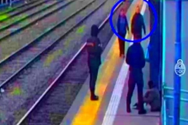 Video de la maniobra: robó un celular y lo escondió debajo del andén para escapar en tren