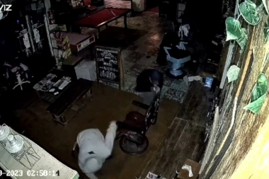 Video del robo: dos sujetos saquearon una barbería y la dejaron sin las herramientas de trabajo