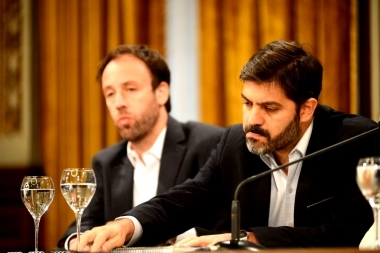En medio de los cruces por recursos, Bianco negó que se “discriminen” a intendentes opositores