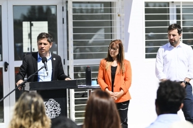 Kicillof llevó su campaña a Lezama y señaló: “El camino no es con dinamita ni motosierra”