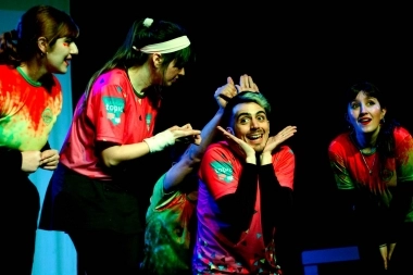 Qué es "La Liga": la muestra que mezcla teatro, improvisación e hinchada deportiva en La Plata