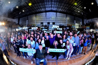 Junto a la militancia peronista, Paredi y Walter Wini cerraron la campaña en Mar Chiquita