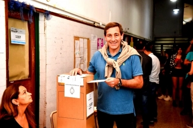 Votó Garro en La Plata: lamentó la rotura de boletas, pero dijo que ellos “no son llorones”