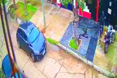 En la calle de los robos violentos y durante un raid delictivo, le sacaron la moto a un vecino