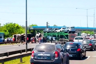 Tremendo choque entre un camión mosquito y un arenero en la Panamericana