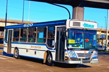Se armó bondi: chofer de la 620 chocó un auto, no quiso dar sus datos y se boxeó con el conductor