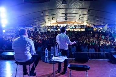 Kicillof convocó una mateada en Bahía Blanca de cara al balotaje “por todo lo que está en juego”