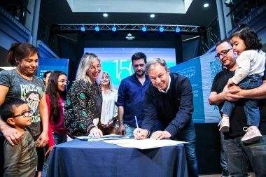 Junto a Cascallares y Fabiani, más de 100 familias firmaron su escritura en Almirante Brown