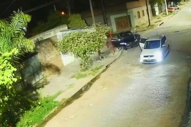 Con chalecos de la policía y armas de fuego, atacaron a una pareja y le robaron el vehículo