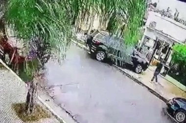Robaron una camioneta y pasaron junto a un móvil policial que no los persiguió
