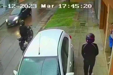 Maleducados en moto golpearon y le robaron el auto a una maestra