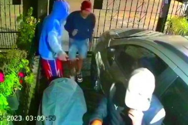 Ingresaron a vivienda para robar una moto y fueron obligados a escapar "volando"