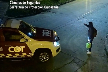 Le iba a avisar al dueño: cámaras del municipio detectaron a un hombre que verificaba si había autos abiertos