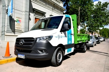 Mantegazza y Vilar entregaron un moderno camión para fortalecer el sistema de reciclaje local