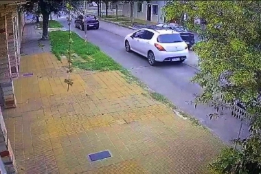 Con la modalidad comando, sujetos armados le cruzaron el auto y lo dejaron a pie