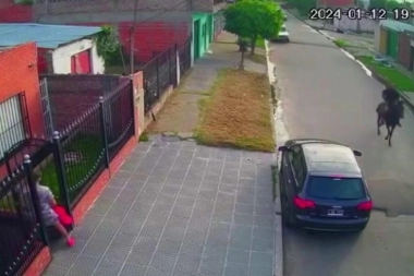 Salió de la casa, subió al auto y en 20 segundos jóvenes encapuchados lo dejaron a pie