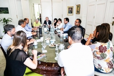 Intendentes peronistas reúnen a sus economistas para idear estrategias contra el ajuste de Milei
