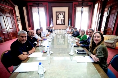 Con críticas para Milei, Kicillof mantuvo una reunión con intendentes afines en La Plata