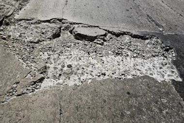 Vecinos se quejan por un inmenso y peligroso pozo en la Avenida 44 de La Plata