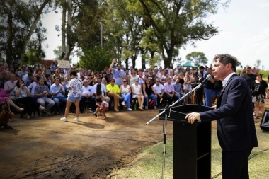 Kicillof entregó viviendas y criticó el “cero obras públicas” de Milei: “Va contra la Constitución”