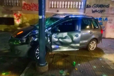 Choque fatal en La Plata: motoqueros cruzaron con luz roja, impactaron un auto y uno perdió la vida