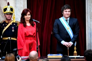 Cristina sobre Milei: el “showman” en La Rosada, dolarización y sus “funcionarios reciclados”