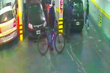 El terror de los consorcios: banda de jóvenes irrumpen en edificios y saquean los estacionamientos