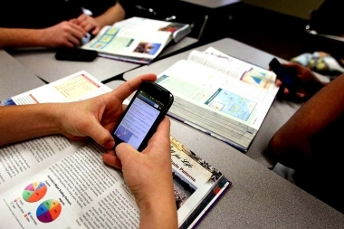 Senador provincial lanzó proyecto para limitar el uso de celulares en escuelas bonaerenses
