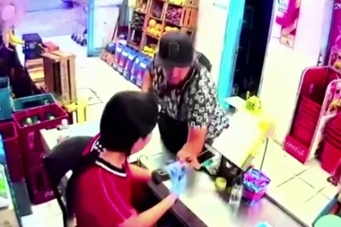 Encontró una oferta 2x1: en ojotas y bicicleta, asaltó a una vecina y un supermercado