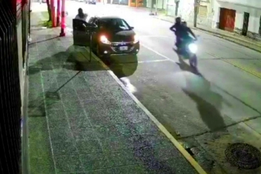 Avellaneda sangrienta: eludió a pareja de motochorros y le dispararon a quemarropa