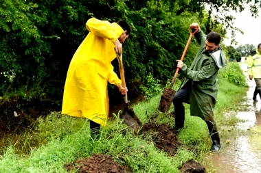 En plena tormenta, intendente bonaerense agarró la pala y salió a dar respuestas a las contingencias vecinales