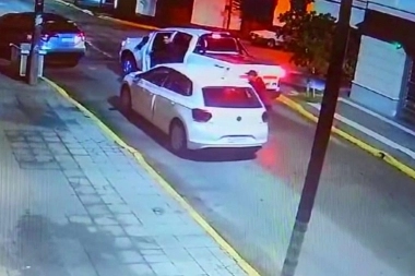 Les cruzaron la camioneta, los encañonaron y le robaron el auto