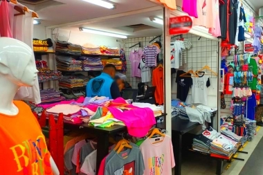 Inspecciones en una galería dejó a diez extranjeros detenidos y 14 millones de pesos en ropa "trucha"