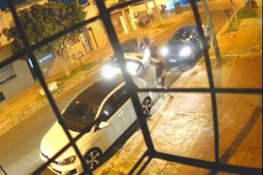 Ataque piraña: cinco jóvenes le robaron el auto a una familia y un vecino los defendió a los tiros