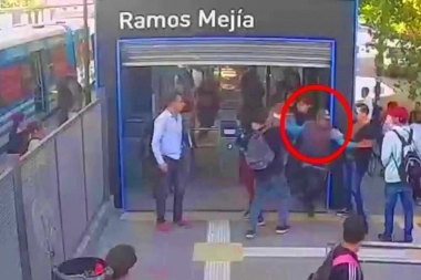 Robó, huyó y lo pescaron: en el tren le arrebató el teléfono a una pasajera y lo detuvieron a la carrera