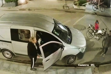 Mal ejemplo: acompañada de una menor llegó, robó y escapó
