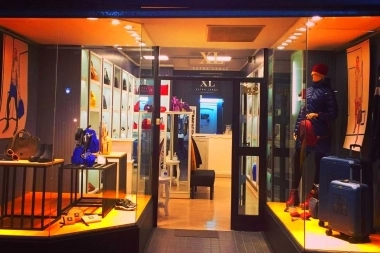 Perdió el pelo pero no las mañas: armado y sin llamar la atención, robó la recaudación de un local de accesorios
