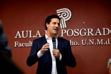 Abad juntó a la tropa radical en Mar del Plata y fustigó el “mesianismo” de Milei