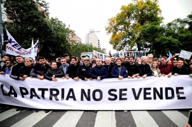 Kicillof participó de la movilización de la CGT y pidió la unidad del movimiento obrero