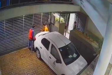 Líder de una banda de rompeportones quedó grabado en otro ataque de madrugada