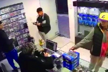 Mecheros tecnológicos robaron en una galería y golpearon al maestranza que les recriminó el accionar