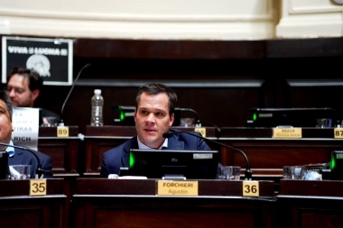 “Turismo político” y “Papá Noel”: la catarata de críticas del PRO a Kicillof por los regalos a Chubut
